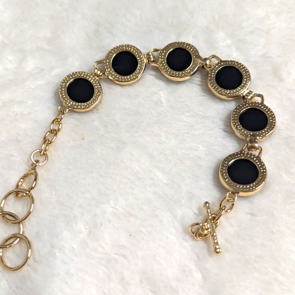 NWOT Black Acrylic Cabachon Goldtone Disc Bracelet - Picture 4 of 11